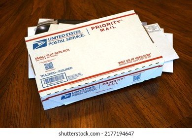 Lake Elsinire, CA, USA - July 9, 2022: USPS Priority Mail Package On A Stack Of The Daily Mail.