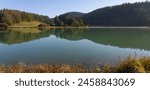 Lake Genin is a mid-altitude lake in the Jura massif. It is located in the middle of a typically Jura forest. The site is nicknamed “the little Canada of Haut-Bugey”