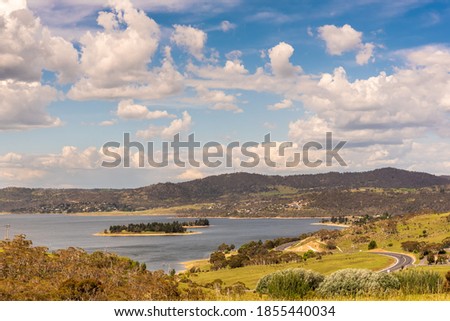 Lake Jinabyne: The Jindabyne township is located on the foreshore of Lake Jindabyne with amazing views towards the infamous Snowy Mountains. 