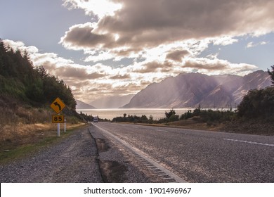 Lake Montain Road In New Zealand