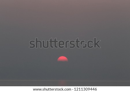 Similar – Foto Bild Magische Stunde im goldenen Grasland mit glühendem Tau bei Sonnenaufgang. Sonnenaufgang über den Bäumen im magischen Grasland, Ungarn