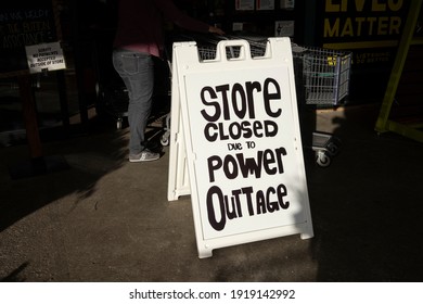 Lake Oswego, OR, USA - Feb 16, 2021: Store Closed Due To Power Outage Signage Is Seen Outside A New Seasons Market, A Local Grocery Store In Lake Oswego, Oregon, After Snow And Freezing Rain.