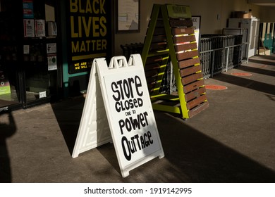 Lake Oswego, OR, USA - Feb 16, 2021: Store Closed Due To Power Outage Signage Is Seen Outside A New Seasons Market, A Local Grocery Store In Lake Oswego, Oregon, After Snow And Freezing Rain.