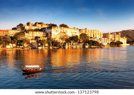 Lake Pichola and City Palace, Udaipur, Rajasthan, India, Asia.