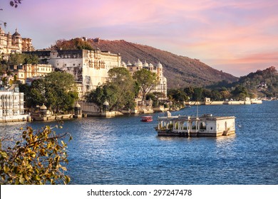 Lake Pichola With City Palace View At Pink Sunset Sky In Udaipur, Rajasthan, India