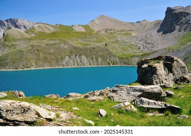 Lac Sainte Anne situé au-dessus du village de Ceillac, parc naturel régional du Queyras, Alpes du Sud, France