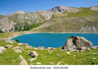 Lac Sainte Anne situé au-dessus du village de Ceillac, parc naturel régional du Queyras, Alpes du Sud, France
