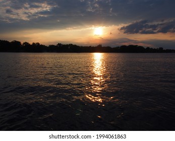 Ponton Sur Lac Au Coucher Du Soleil Photos Et Images De Stock Shutterstock