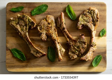 Lamb chops with mint and pepper