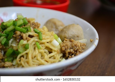 Lamie is spicy oriental style noodle with a hint of white pepper, usually served with various kind of topping such as meat balls or mushrooms.