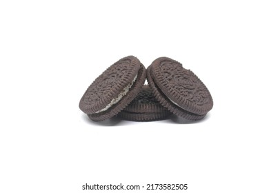 LAMONGAN, INDONESIA – Juli 01, 2022: Biscuit Sandwich Oreos Cookies Isolated On White Backgroud With Vanilla Milk Chocolate Cream Which Is Split And Bitten With Oreo Crumbs Sprinkle Lined Up Neatly