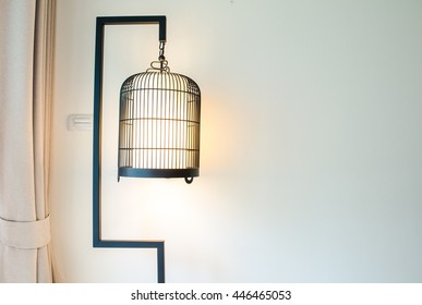 Lampe im modernen Stil auf weißem Hintergrund