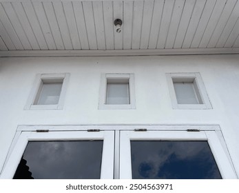 The lamp, ventelation and the windows 
