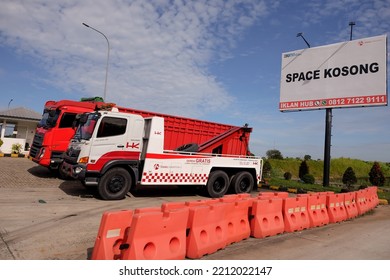 Lampung, Indonesia, October 10 2022: Trans Sumatra Highway. Free Tow Truck At Toll Service Center Parking