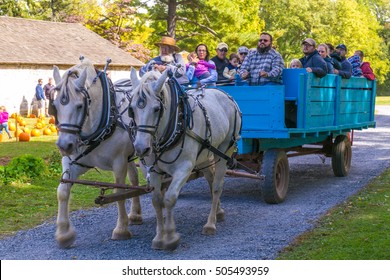 20,221 Wagon Ride Images, Stock Photos & Vectors | Shutterstock