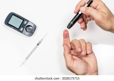 Lancet for piercing a finger at a diabetes glicemia test