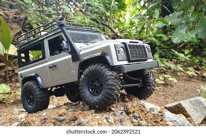Land Rover Defender Model vehicle 1:12 scale full proportional RC car. 4x4 off road driving 