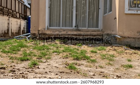 Land subsidence but the house structure does not subside,House built on moist soil.