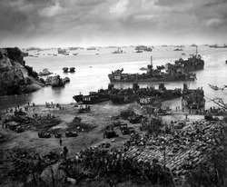 Bateau De Débarquement Des Forces Américaines D'approvisionnement à Okinawa, 13 Jours Après L'invasion Initiale. Au-delà Se Trouvent Les Wagons De Bataillon, Les Croiseurs Et Les Destroyers Américains. 13 Avril 1945.