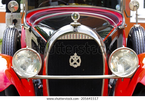 LANDSBERG,
GERMANY - JULY 12, 2014: Public oldtimer rally in Bavarian city
Landsberg for at least 80 years old veteran cars with a front view
of Hotchkiss open Tourer, built at year
1928