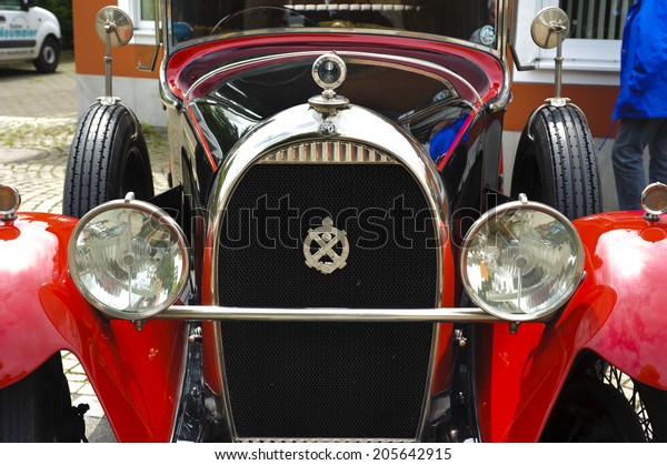 LANDSBERG,\
GERMANY - JULY 12, 2014: Public oldtimer rally in Bavarian city\
Landsberg for at least 80 years old veteran cars with a front view\
of Hotchkiss open Tourer, built at year\
1928