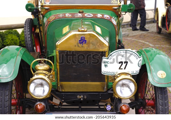 LANDSBERG,\
GERMANY - JULY 12, 2014: Public oldtimer rally in Bavarian city\
Landsberg for at least 80 years old veteran cars with a front view\
of Swift 7HP Phaeton, built at year\
1914