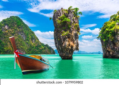 Paisaje de la asombrosa isla James Bond con un bote de larga distancia esperando al viajero en una playa de mar tropical cerca de Phuket, aventura de naturaleza de viajes Tailandia, lugar de destino Asia, vacaciones de verano