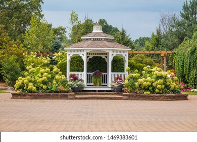 Landscape Architecture With Pergola And Water Features For Summer Garden