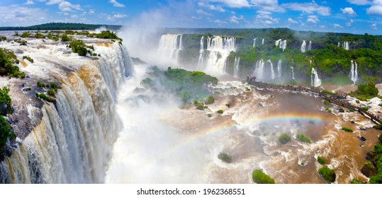 Landschaft großer Wasserfälle in Iguazu Falls, Foz do Iguacu, Parana State, Südbrasilien