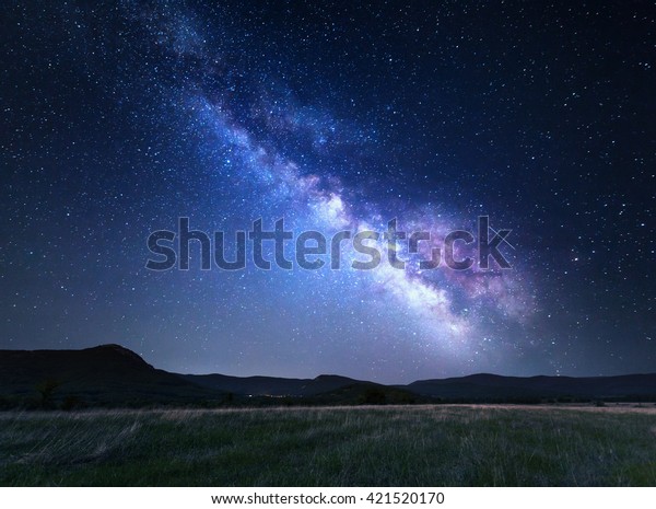 青い天の川の風景 山に星を持つ夜空 宇宙 美しい山の谷 の写真素材 今すぐ編集