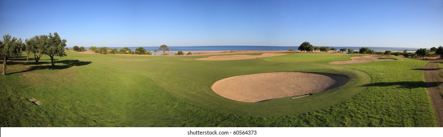 Landschaft eines Golfplatzes an der Küste.