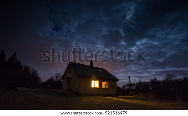 曇り空の下の夜景と家 夜の不気味な風景 の写真素材 今すぐ編集