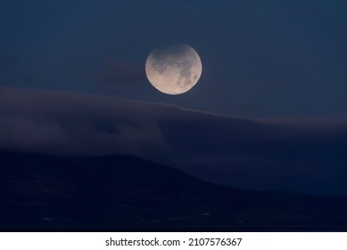 6,705 Partial moon Images, Stock Photos & Vectors | Shutterstock