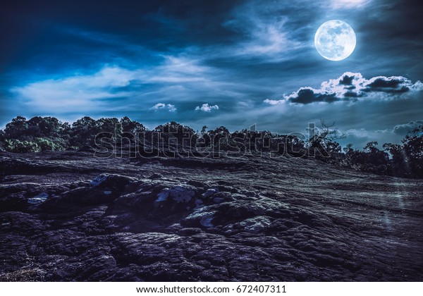 森の原野の上に曇りを持つ夜空の風景 自然の背景に美しい明るい満月 自分のカメラで撮った月 の写真素材 今すぐ編集