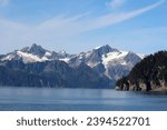 Landscape on the Alaskan coast, in the background the mountain range of the Kenai Fjords National Park