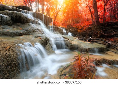 Das Landschaftsfoto, Huay Mae Kamin Wasserfall, schöner Wasserfall im Herbstwald, Provinz Kanchanaburi, Thailand