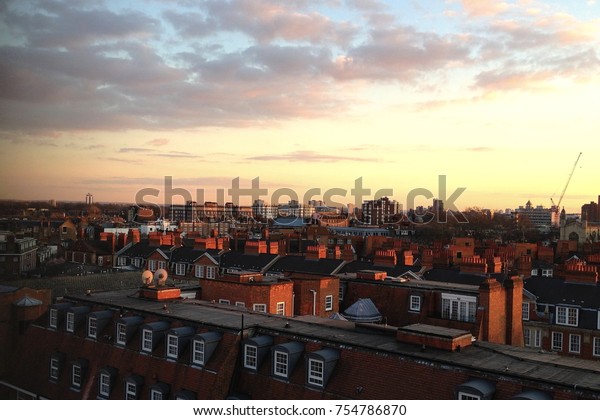 イギリスの夕焼け時のロンドンの屋根の風景画 の写真素材 今すぐ編集