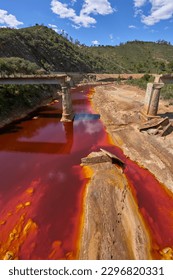 自然の深い赤い水とスペインのリオティントの風景、州Huelva、アンダルシア、スペインの写真素材