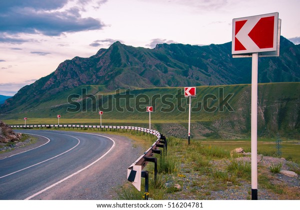 Landscape. The road in the mountains turns to\
the left. Ahead of\
breakage.