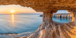 Paisaje Con Cueva Marina Al Atardecer, Ayia Napa, Chipre