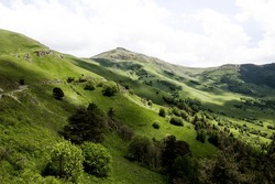Landschaft Von Trialeti (Kaukasus) Gebirge Mit Tskhratskaro Pass, Georgia, Kies Gefährliche M-20 Straße Und Lebendige Grüne Grasland Im Sommer. 