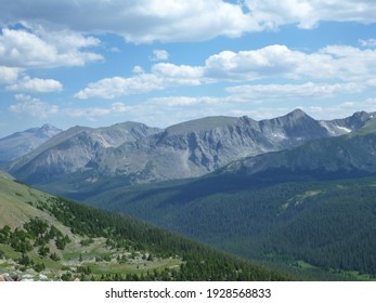 Landscape view of the mountains and valleys at Rocky Mountain National Park