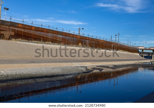 Landscapes of the border wall\
that divides Mexico from the United States in Ciudad Juarez\
Chihuahua