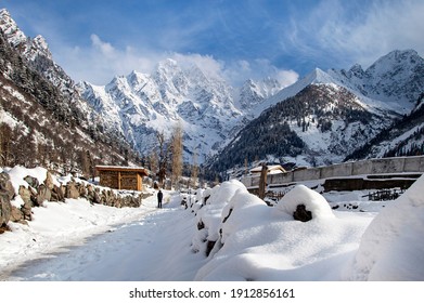 paisajes del valle de los pantanos con montañas de nieve en invierno, Khyber Pakhtunkhwa Pakistan 