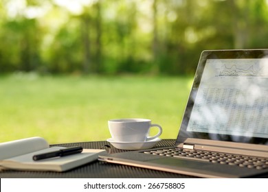 Ноутбук и кофе, открытый офис