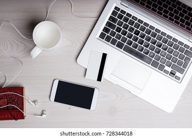 Customer On Cell Phone And Laptop Bilder Stockfoton Och Vektorer Med Shutterstock