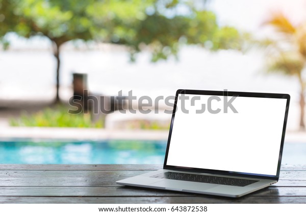 表の白い画面のバッハ背景にノートパソコン の写真素材 今すぐ編集