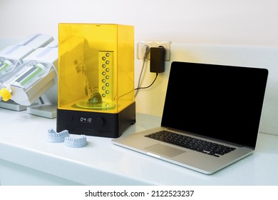 Laptop And Device For Washing A Dental 3d Print In A Cleaning Solution, And Curing The Mold Using UV Light.