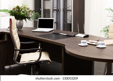 Laptop und Blumen auf dem Tisch in einem modernen Büro