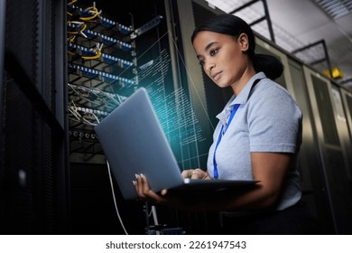 Portátil, red y centro de datos con una mujer negra que apoya a un ingeniero que trabaja en una sala de servidores oscura. Computadora, ciberseguridad y análisis con una programadora femenina que resuelve o soluciona problemas